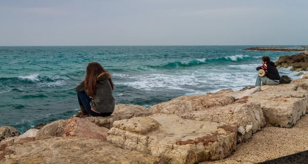Menina e jovem olhando para o mar Mediterrâneo em Tel Aviv — Fotografia de Stock