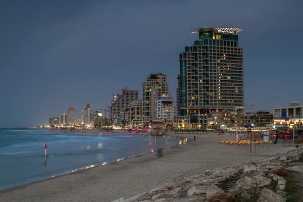 Praia e hotéis na noite de inverno, Tel Aviv — Fotografia de Stock