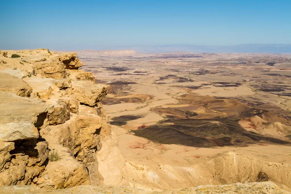 Пустельний краєвид, Makhtesh Ramon в пустелі Неґев, Ізраїль — стокове фото