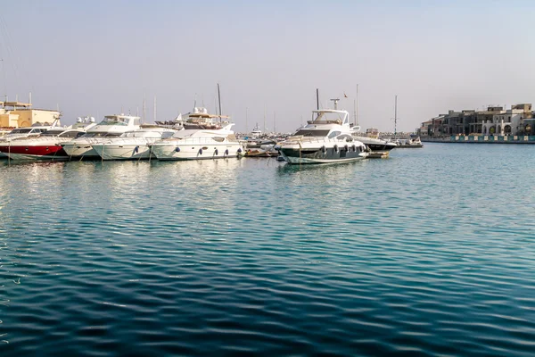 Weiße Yachten in limassol marina, Zypern — Stockfoto