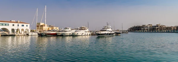 Белые яхты в Лимассоле, марина, Кипр — стоковое фото