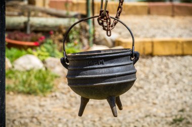 Üç ayak, İsrail üzerinde eski dökme demir tencere