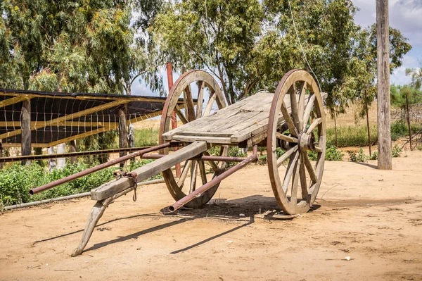 Vieux chariot à deux roues en bois — Photo