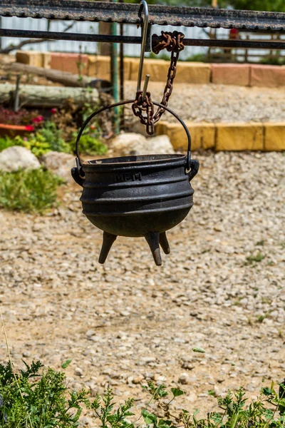 Üç ayak, İsrail üzerinde eski dökme demir tencere