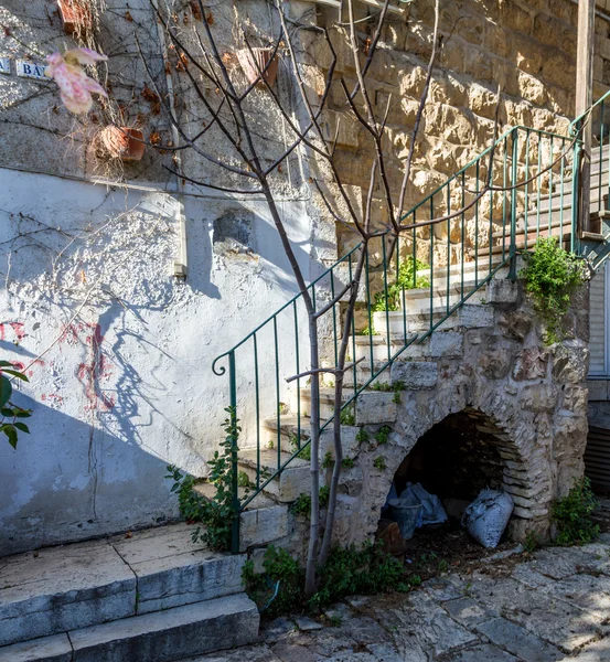 Кам'яні сходи, старий будинок в Єрусалимі — стокове фото