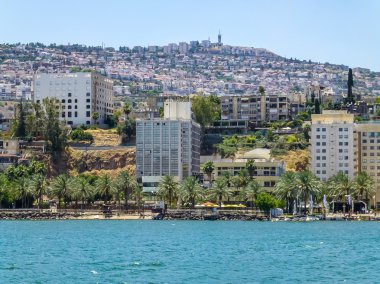 Tiberias - şehir Celile Denizi, İsrail kıyısında tepede