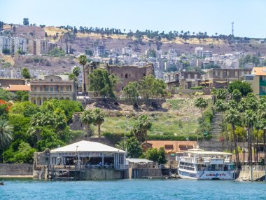 Tiberias - şehir Celile Denizi, İsrail kıyısında tepede