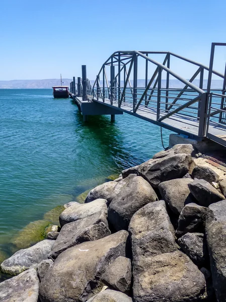 Barca vicino al molo, Mare di Galilea in Israele — Foto Stock