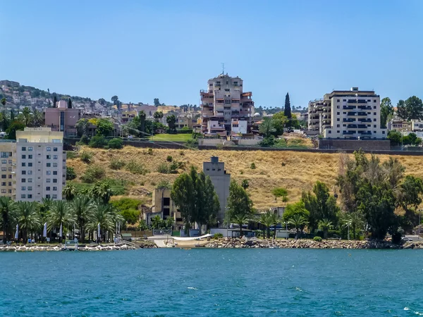 Tiberias - város a hegyen, a parton a Galileai-tenger, Izrael — Stock Fotó