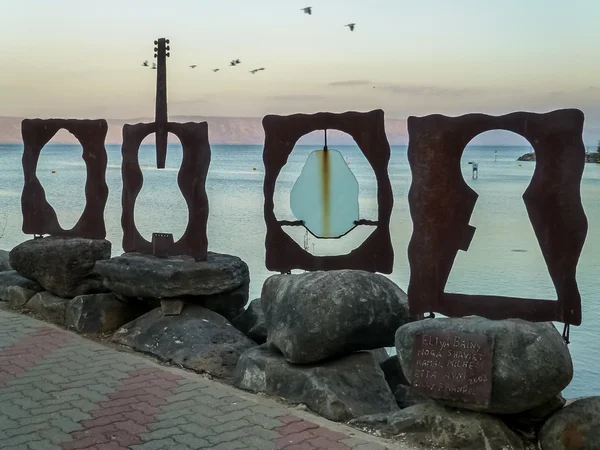 Quatro esculturas de metal, costa do Mar da Galileia em Tibério, Israel — Fotografia de Stock