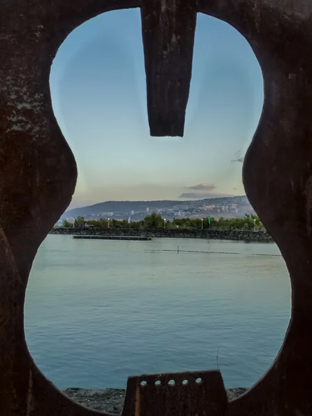 Scultura in metallo di chitarra, costa del Mare di Galilea a Tiberio, Israele — Foto Stock