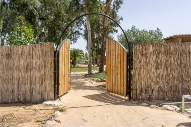 Kamp içinde ahşap çift kapı