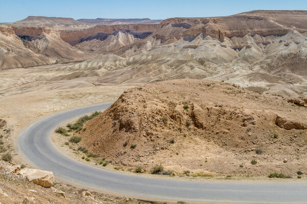 Махтеш Рамон, дорога в пустыне Негев, Израиль
