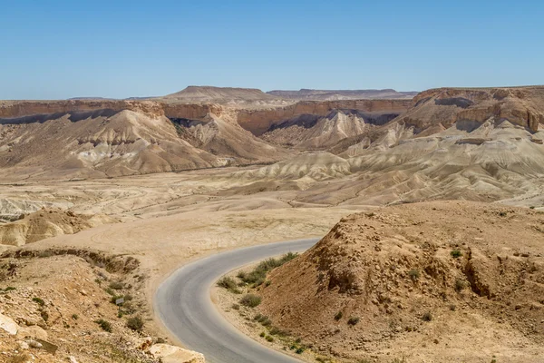 Рамон Makhtesh, дорога в пустелі Неґев, Ізраїль — стокове фото