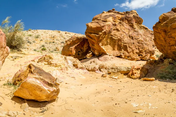 Makhtesh Gadol, Negev Çölü, İsrail tepede kayalar — Stok fotoğraf