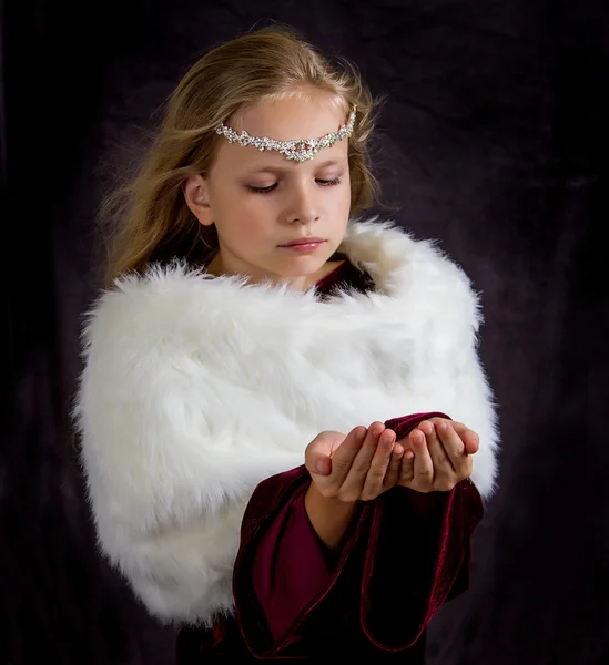 Portret van een meisje in een witte cape en tiara — Stockfoto