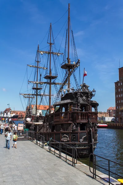 Old sailing ship at the pier — Stock Photo, Image