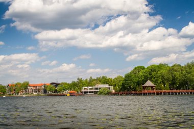 Göl manzara Polonya evinde