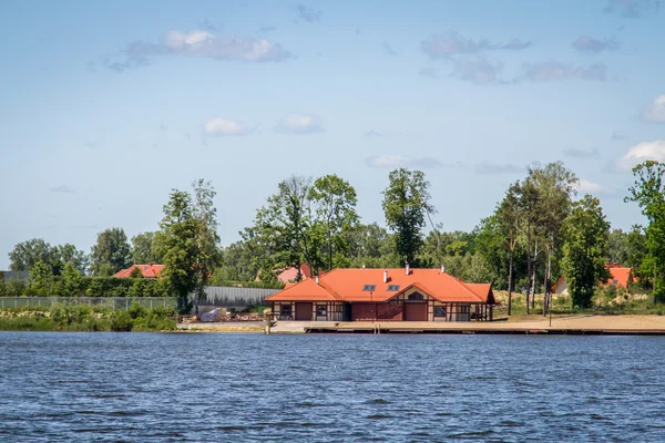 Huset vid sjön landskapet Polen — Stockfoto