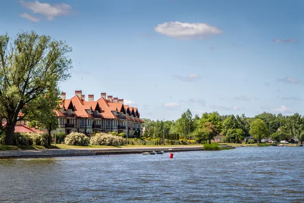 Huset vid sjön landskapet Polen — Stockfoto
