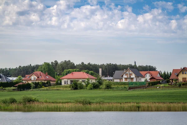 Будинок в ландшафті озера — стокове фото