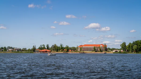 Huset vid sjön landskapet Polen — Stockfoto