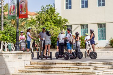 Bir grup genç insan Segway üzerinde duran