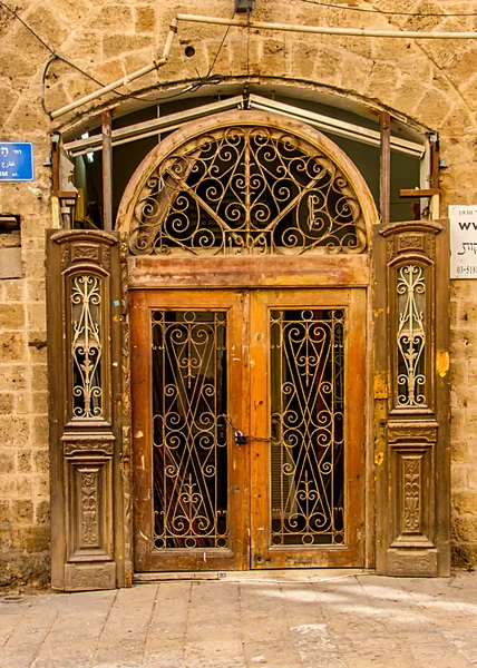 Puerta vintage con celosía decorativa en el Jaffa Viejo — Foto de Stock