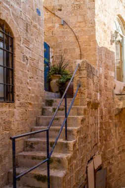 Taş merdiven ile ev