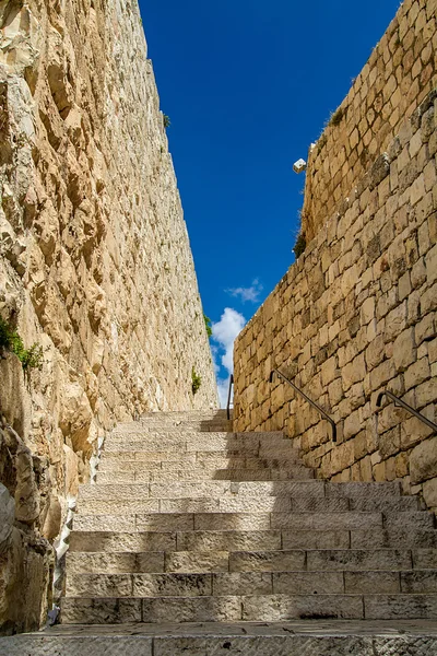 Kő lépcsőn kőfalak között — Stock Fotó