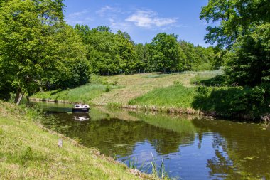 Powerboat kanalda yüzen. Yatay