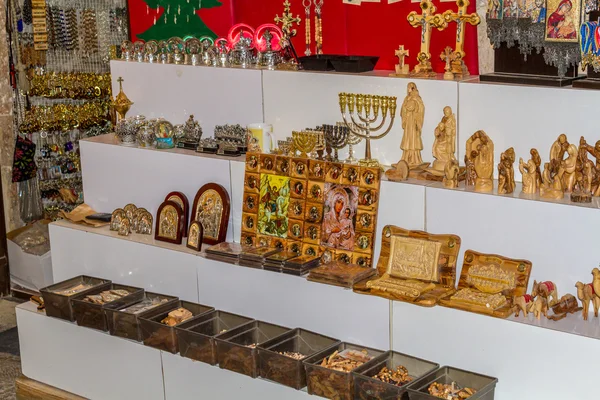 Mercado de Jerusalén en la Ciudad Vieja, recuerdos e iconos religiosos —  Fotos de Stock