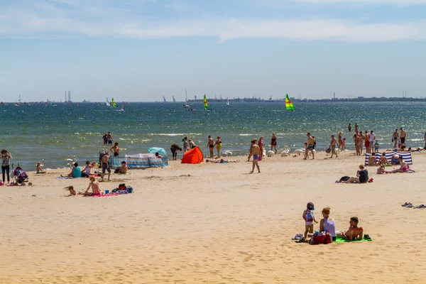 Människor på stranden, Sopot — Stockfoto