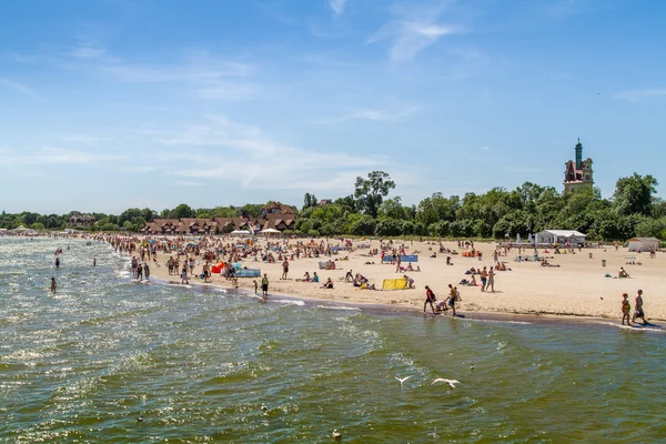 Människor på stranden, Sopot — Stockfoto