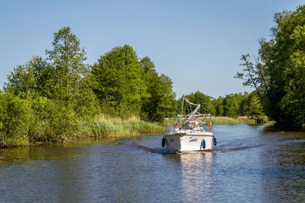 Motorbåt flyter på kanalen Elblag — Stockfoto