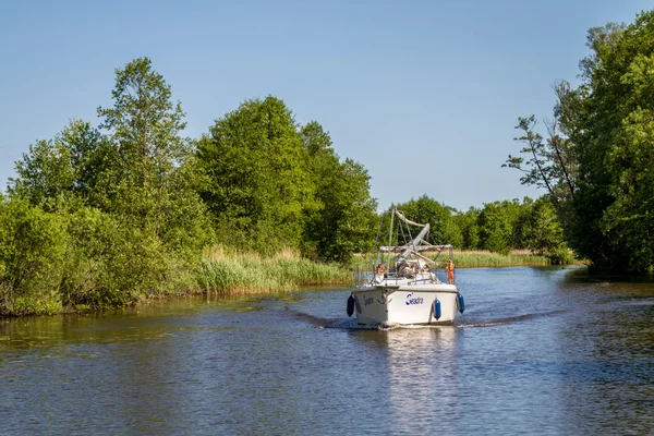 Motor boat floats on the Elblag Canal — Stock Photo, Image