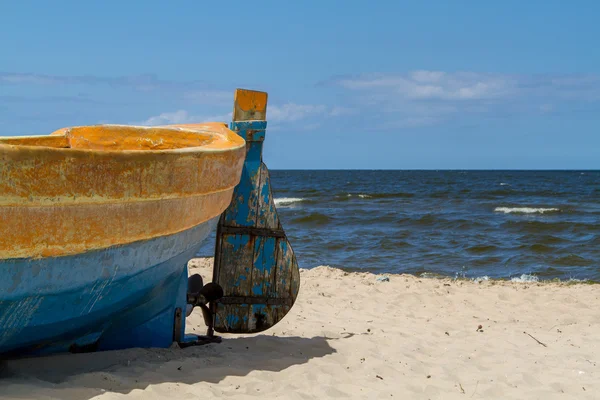 Baltic sea, fragment of boat on beach — Stock Photo, Image
