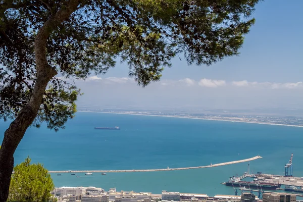 Mar Mediterrâneo e cidade de Haifa — Fotografia de Stock