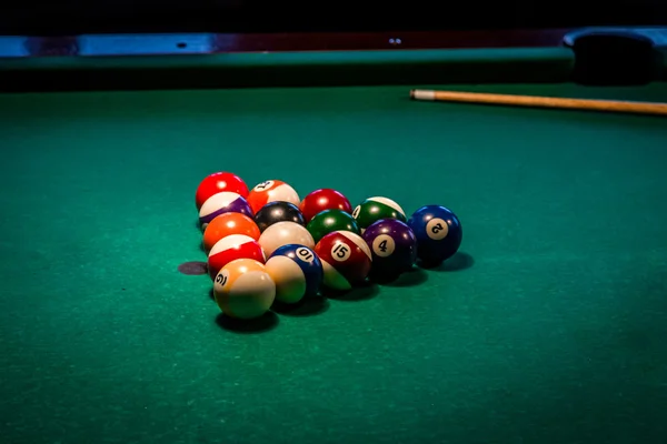 Bolas de billar en una mesa de billar — Foto de Stock