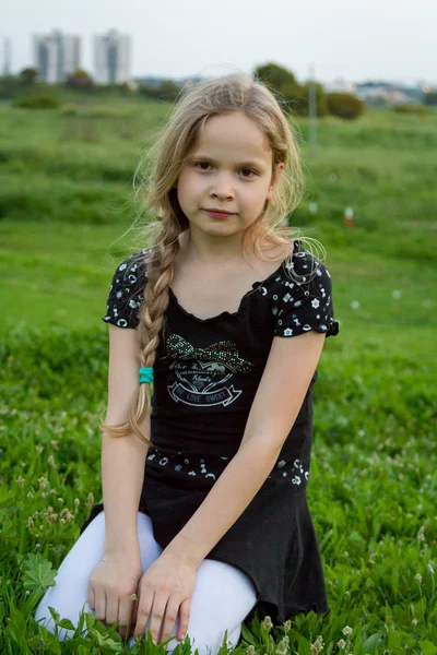 黒のドレスで長いブロンドの髪の 10 代の少女 — ストック写真