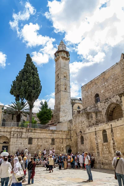 People in front Church of the Holy Sepulchre — Stock Photo, Image