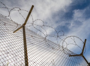 dikenli tel örgü çit