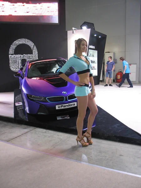 Pandora e BMW. A rapariga da equipa BMW trabalha em exposição. Moscow International Auto Show 2016 — Fotografia de Stock