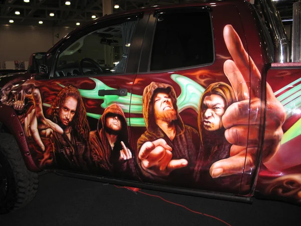 Toyota airbrushed topluluğu Metallica'nın ve grup üyeleri gösteren simgeler ile boyalı