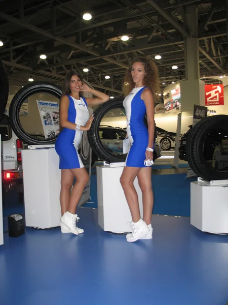 Salon international de l'auto de Moscou 2016. Modèle filles en robes bleues travail sur l'affichage — Photo