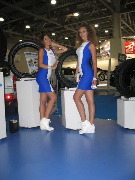 Salon international de l'auto de Moscou 2016. Modèle filles en robes bleues travail sur l'affichage — Photo