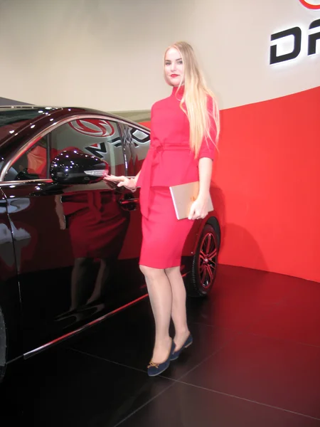 Flicka modellen fungerar på bilträff. Moskva internationell Auto Show 2016 — Stockfoto