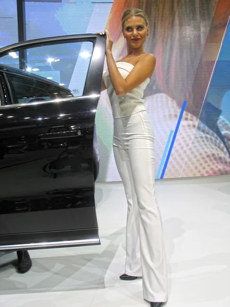 Modelo de menina perto da máquina. Moscow International Auto Show 2016. 29 de agosto de 2016 Moscou. Rússia — Fotografia de Stock