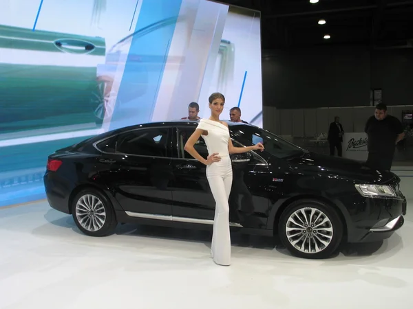 Modelo de menina perto da máquina. Moscow International Auto Show 2016. 29 de agosto de 2016 Moscou. Rússia — Fotografia de Stock