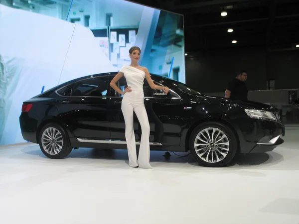 Modelo de menina perto da máquina. Moscow International Auto Show 2016. 29 de agosto de 2016 — Fotografia de Stock